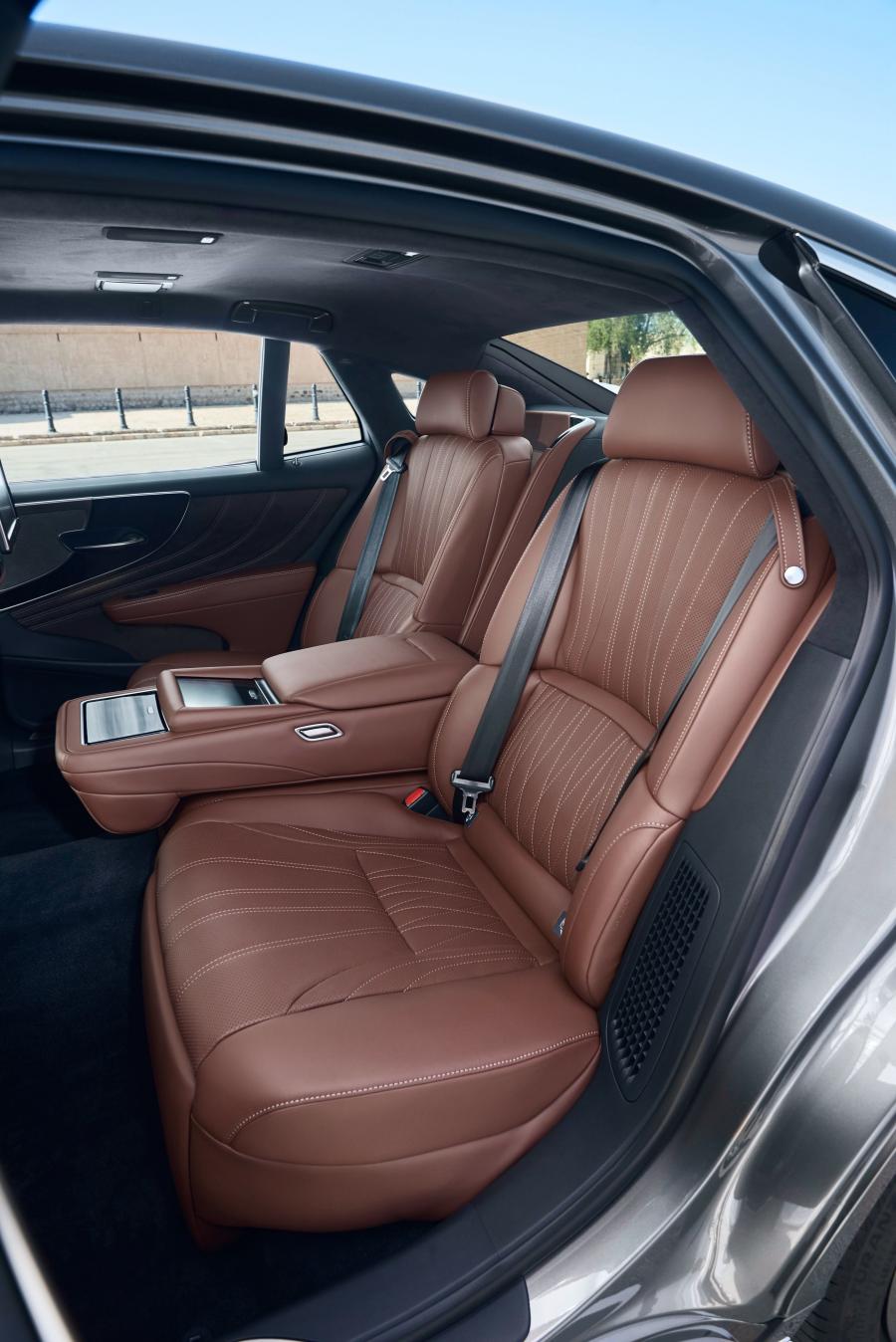 Интерьер Lexus LS500h AWD 2017 года  (WW) (фото 35 из 40)
